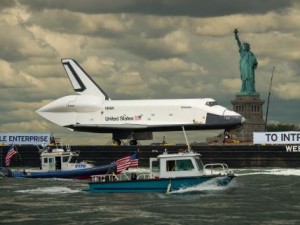 Enterprise Moves to Intrepd. Foto NASA.